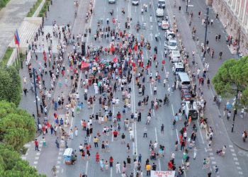 Reduktim numrash në protestën te kryeministria, Balla: Ju thashë që po latë Saliun, Shehajn e Lapajt, do përfundoni si dasmë lagjeje