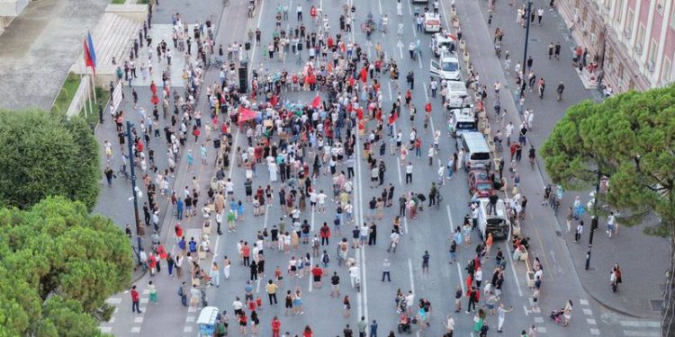 Reduktim numrash në protestën te kryeministria, Balla: Ju thashë që po latë Saliun, Shehajn e Lapajt, do përfundoni si dasmë lagjeje