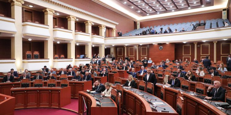 Rama refuzoi ngritjen e dy komisioneve hetimore, PD çon në Kushtetuese Peleshin