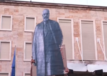 Protestuesve u soset durimi, kërcënojnë Ramën me fatin e Enver Hoxhës: Dorëzohu ose rrëzohu!