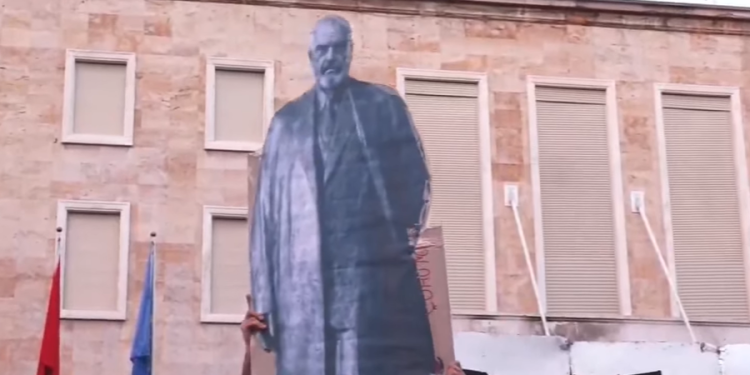 Protestuesve u soset durimi, kërcënojnë Ramën me fatin e Enver Hoxhës: Dorëzohu ose rrëzohu!