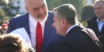 Revolta shkund qeverinë, paralajmërohet “prerje kokash”?