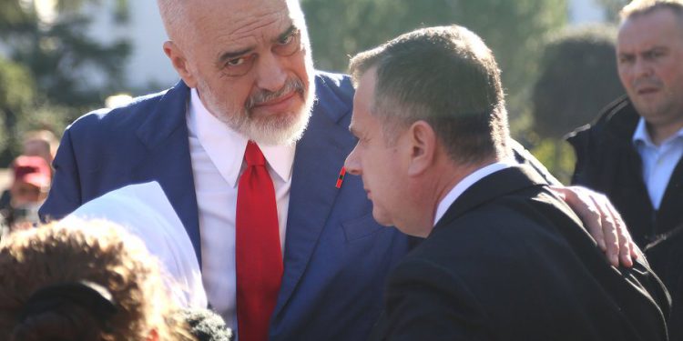 Revolta shkund qeverinë, paralajmërohet “prerje kokash”?