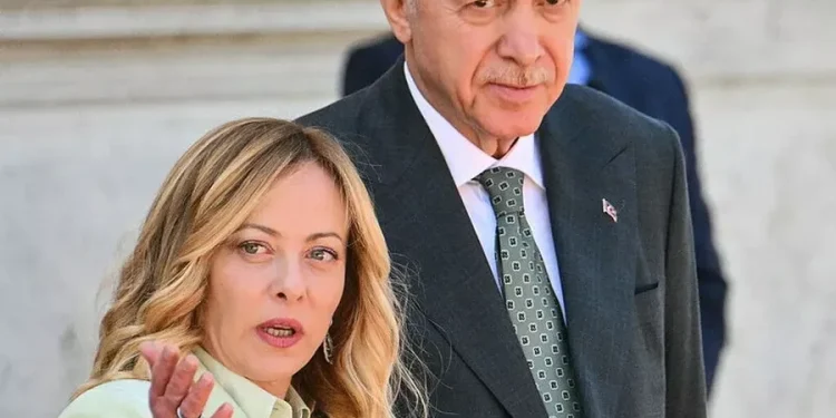 Erdogan, ‘jeleku i shpëtimit’ i Melonit në samitin e NATO-s