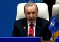 Erdogani habit liderët e NATO-së, u dhuron nga një revolver me emrin e tyre; Starmer-it ia sekuestrojnë në Britani