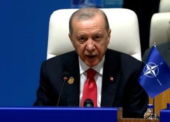 Erdogani habit liderët e NATO-së, u dhuron nga një revolver me emrin e tyre; Starmer-it ia sekuestrojnë në Britani
