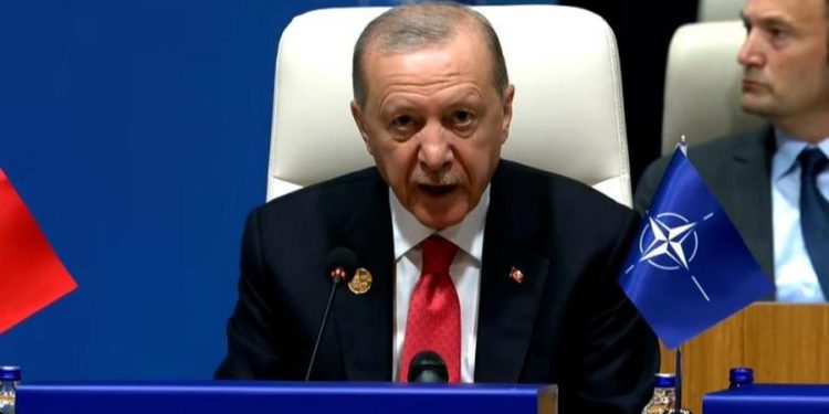 Erdogani habit liderët e NATO-së, u dhuron nga një revolver me emrin e tyre; Starmer-it ia sekuestrojnë në Britani