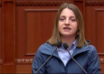 Marjana Koçeku i del sërish kundër Ramës: Jep para për zjarret, jo për koncertin e Kanye West!