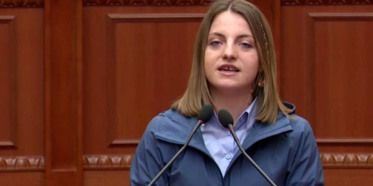 Marjana Koçeku i del sërish kundër Ramës: Jep para për zjarret, jo për koncertin e Kanye West!