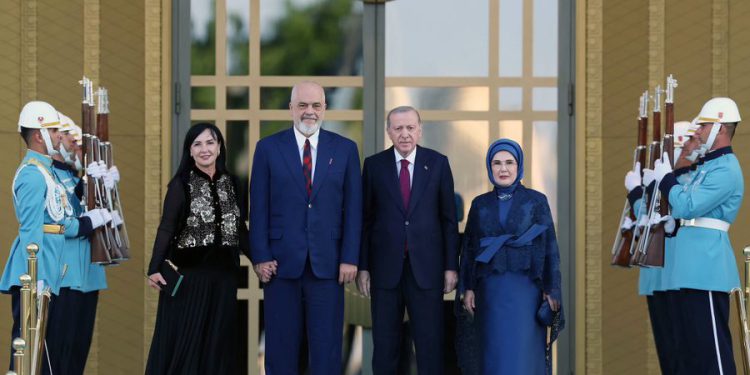 Dhurata e madhe që Rama i çoi Erdoganit në valixhe: a u tërhoqën “taboret” e tij nga protesta?