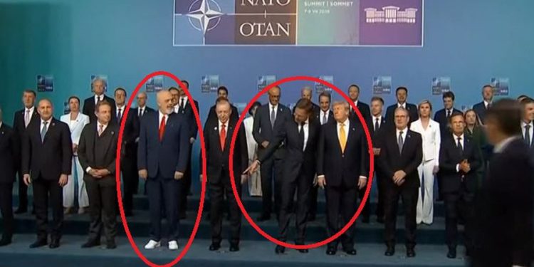 Të fshehtat pas fotos familjare në Samitin e NATO-s
