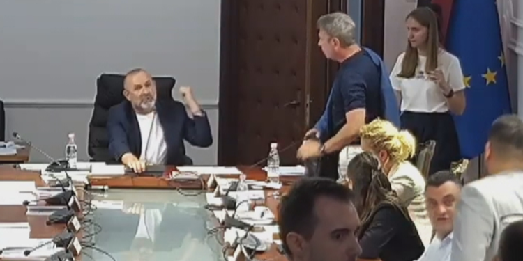 40% e tokës bujqësore për fotovoltaikë, debate të forta te ‘Ligjet’; Gjiknuri dhe PD braktisin komisionin