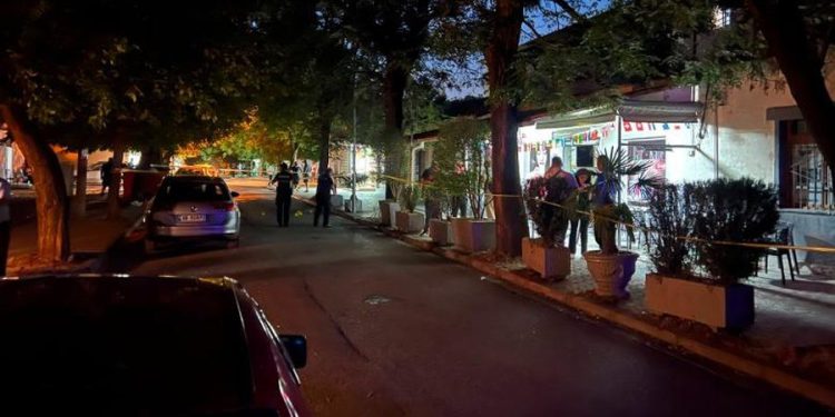 Të shtëna me armë zjarri në Elbasan, plagosen 3 persona