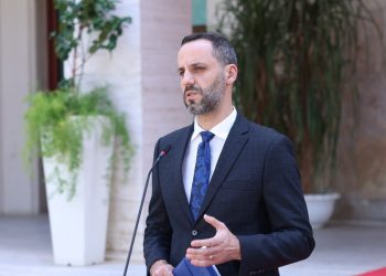 “Të intimidosh deputetët, s’është demokraci”, Lamallari ‘trembet’ nga vezët dhe u bën thirrje qytetarëve të protestojnë paqësisht
