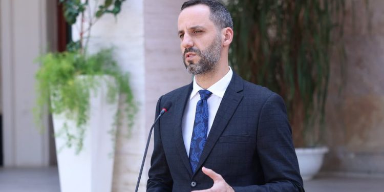 “Të intimidosh deputetët, s’është demokraci”, Lamallari ‘trembet’ nga vezët dhe u bën thirrje qytetarëve të protestojnë paqësisht