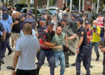 Nesër “rrethohet” Kuvendi, qytetarët mobilizohen me vezë e domate; afro 1.200 efektivë në gatishmëri