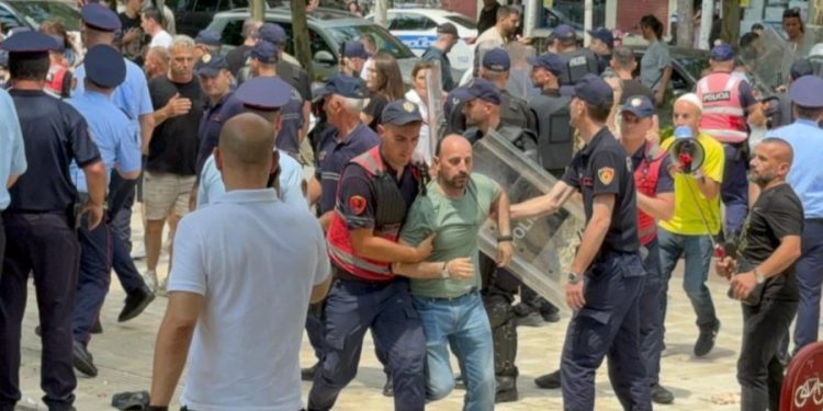 Nesër “rrethohet” Kuvendi, qytetarët mobilizohen me vezë e domate; afro 1.200 efektivë në gatishmëri