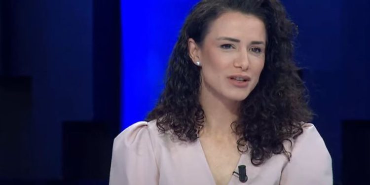 “Jam demokrate, por jo me PD”, Jola Hysaj reagon pas emërimit në krye të Agjencisë Kombëtare të Turizmit