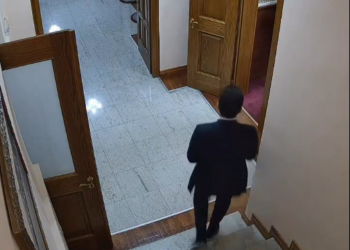 VIDEO/ Agron Shehaj rrëmben kopjen e konfidenciale të marrëveshjes për kredinë 302 milionë dollarëshe nga SHBA dhe largohet me vrap