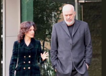 “Mamica” kërkon të ndryshojë PS-në, por harron se ishte pjesë e saj gjatë 13 viteve të pushtetit