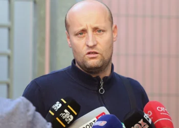 Banda e Çapjave dhunon Elton Qynon, ‘ushtarja’ e fundit që goditi gazetarin në befasi, roli i mbesës së Neritan Nallbatit të policisë