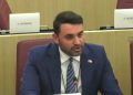 Belo Këlliçi sfidon me mjekër Çim Pekën dhe Fred Lelën. Bledi Mane: O hiqe, ndryshe nga sot edhe unë do dal në protestë
