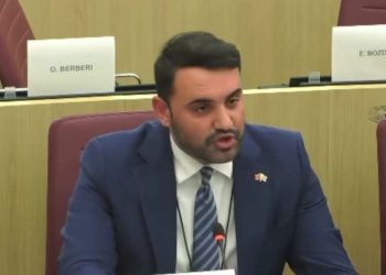Belo Këlliçi sfidon me mjekër Çim Pekën dhe Fred Lelën. Bledi Mane: O hiqe, ndryshe nga sot edhe unë do dal në protestë
