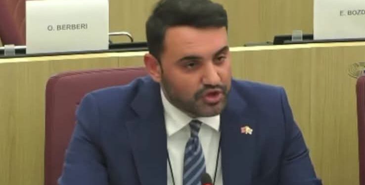 Belo Këlliçi sfidon me mjekër Çim Pekën dhe Fred Lelën. Bledi Mane: O hiqe, ndryshe nga sot edhe unë do dal në protestë