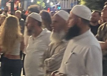 FOTOLAJM/ Hoxhallarët në shesh për të “bekuar” protestën