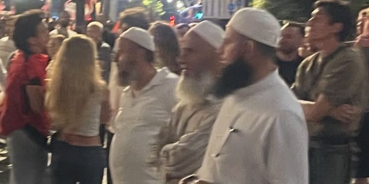 FOTOLAJM/ Hoxhallarët në shesh për të “bekuar” protestën