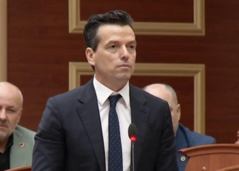 Aktivisti Dritan Alsela ‘skanon’ Agron Shehajn: Kali i Trojës së sistemit, rrijini larg! Është si Berisha në vitet ‘90