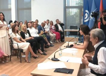 Video/ Përplasje në Këshillin Kombëtar të PD-së, ndërpritet mbledhja dhe fiket transmetimi pas debatit Berisha–Kuçana