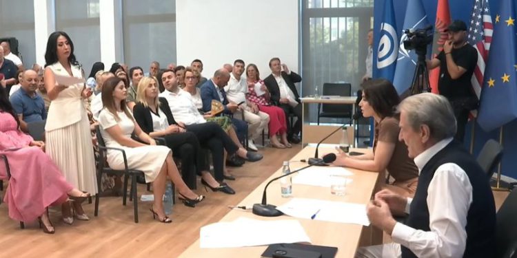 Video/ Përplasje në Këshillin Kombëtar të PD-së, ndërpritet mbledhja dhe fiket transmetimi pas debatit Berisha–Kuçana