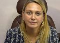 Drejtoresha e postes Elisabeta Mataj që vodhi 700 mijë euro të pensionistëve luan në kazino
