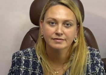 Drejtoresha e postes Elisabeta Mataj që vodhi 700 mijë euro të pensionistëve luan në kazino