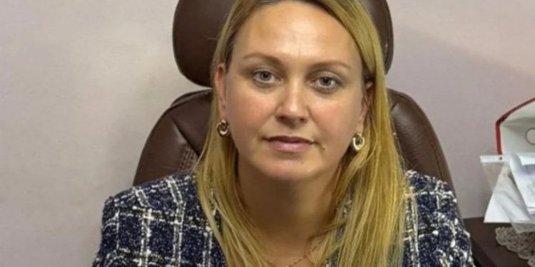 Drejtoresha e postes Elisabeta Mataj që vodhi 700 mijë euro të pensionistëve luan në kazino