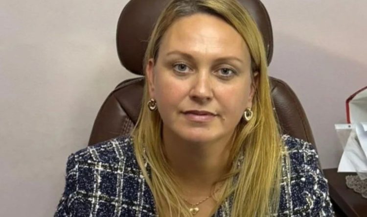 Drejtoresha e postes Elisabeta Mataj që vodhi 700 mijë euro të pensionistëve luan në kazino
