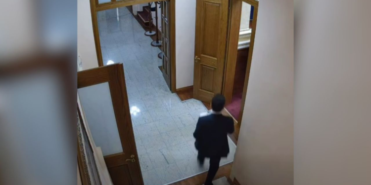 Agron Shehaj iku me vrap me marrëveshjen e konfidencialitetit në dorë, Balla: Duhet të arrestohet, hajduti i të dhënave ka nisur të vjedhë dokumentet e Kuvendit
