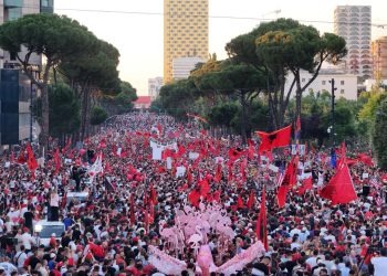 Gazetari “zbërthen” prapaskenat e protestës: Ja kush vendos