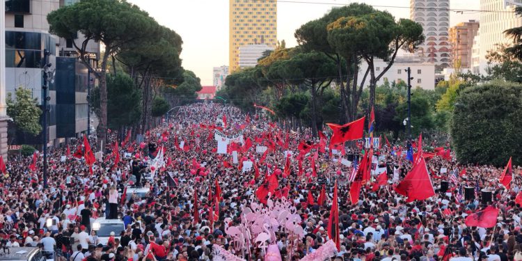 Gazetari “zbërthen” prapaskenat e protestës: Ja kush vendos