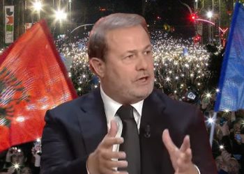 Në protestë për varfërinë / Pasuria miliona euro e Gjin Gjonit, simbolit të korrupsionit në drejtësi, si u bë doktor pa arsimin e lartë