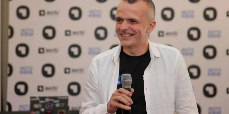 Nga avioni te kështjella dhe fotoja me Macron, media franceze ‘zbërthen’ Ermal Beqirin; gjykata e lë në burg
