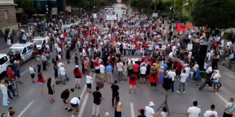 Protesta përçahet! Alfred Cako dhe grupi i “intelektualëve” me plan të ri: Të bllokojmë rrugët!