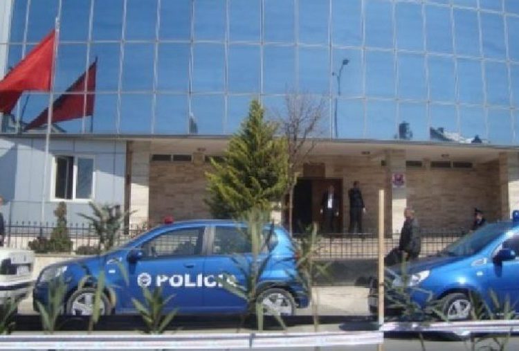 Kërcënuan punonjëset dhe grabitën një sasi bizhuterish, Policia zbardh detajet e ngjarjes në Paskuqan