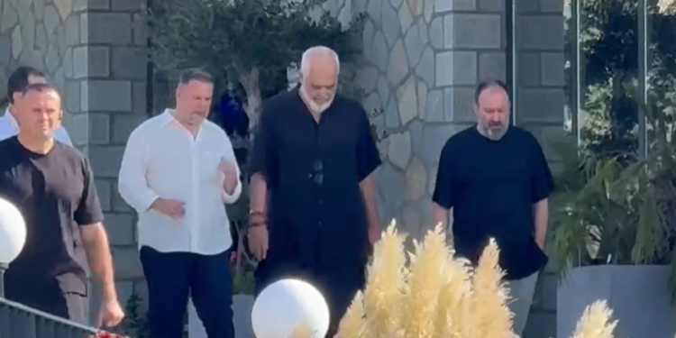 Sherr në mbledhjen e Ramës, Kryeministri shpërthen ndaj zërave kundër; kryebashkiaku i Poliçanit braktis takimin, përjashtohet ajo e Dimalit