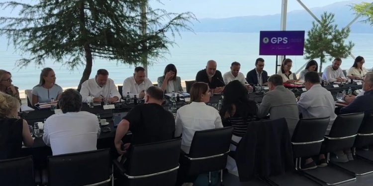 Edi Rama, drejtuesve politikë: Jemi në rrethim!