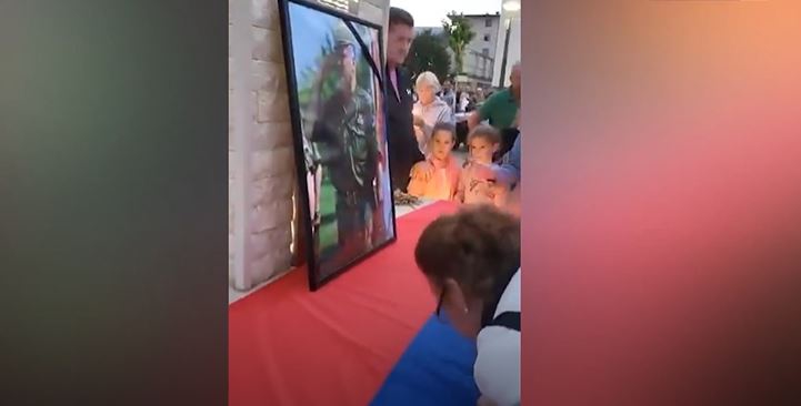 Pamje tronditëse në Bosnje, qindra serbë nderojnë Mlladiçin si hero dhe brohorasin emrin e “Kasapit të Bosnjës”
