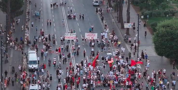 Bisedat / Revolucionarët diskutojnë mbi rolin e gazetarit Adriatik Doçi në sabotimin e protestës për rrëzimin e Ramës, si do formohet qeveria teknike në vjeshtë