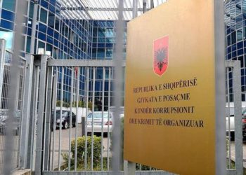 DREJTËSIA E RE? / Kryetari i GJKKO-së rikthen censurën ndaj mediave: Tani gazetarëve, u duhet leje edhe për të ndjekur seancat gjyqësore pa kamera e pa telefona