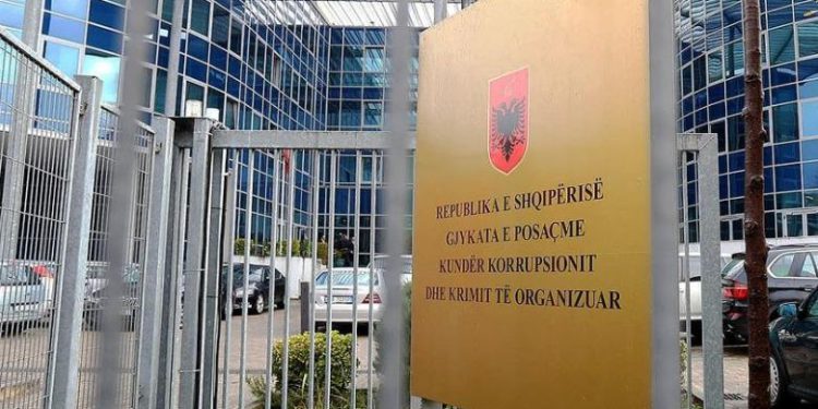 DREJTËSIA E RE? / Kryetari i GJKKO-së rikthen censurën ndaj mediave: Tani gazetarëve, u duhet leje edhe për të ndjekur seancat gjyqësore pa kamera e pa telefona